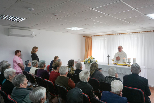 Požega.eu | Biskup Antun Škvorčević na Uskrsni ponedjeljak posjetio korisnike Doma za stare i nemoćne osobe u Velikoj