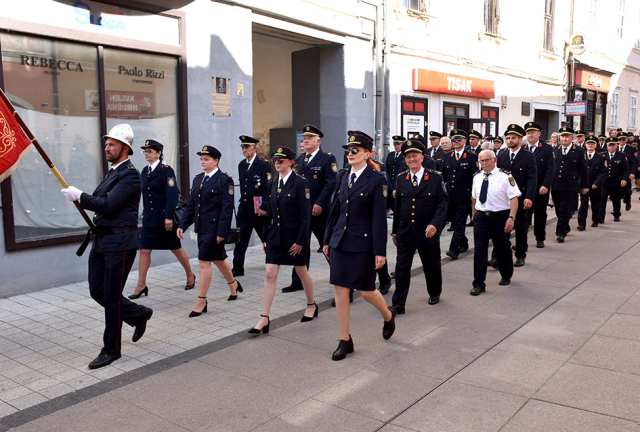 Požega.eu | Mimohod vatrogasaca ulicama grada povodom 150. obljetnice postojanja i rada Dobrovoljnog vatrogasnog društva Požega
