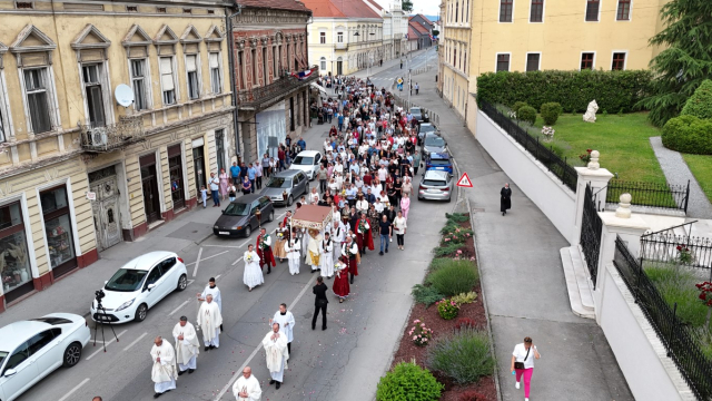 Požega.eu | Tijelovska procesija ulicama grada Požege (FOTOGALERIJA)