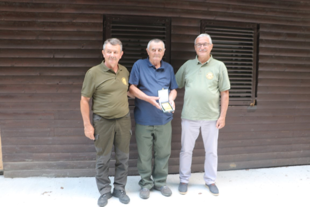 Požega.eu | Dvojici kutjevačkih lovaca pripale zlatne plakete za 50 godina lovačkog staža