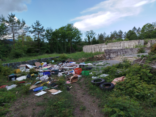 Požega.eu | Neodgovorni odbacili otpad na lokaciji nekadašnjeg velebnog spomenika u Kamenskoj