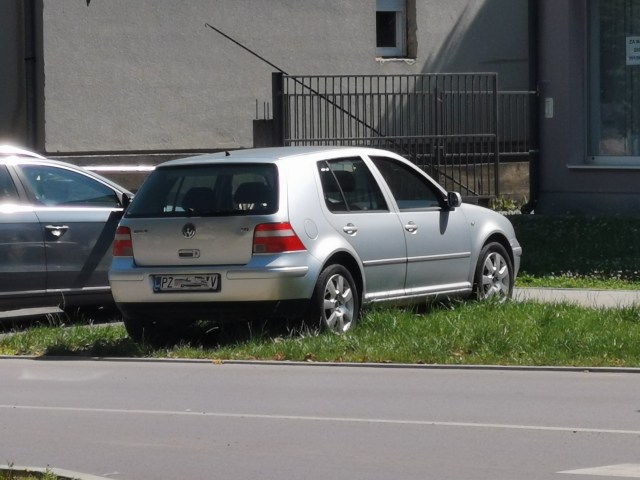 Požega.eu | Parkiranje na zelenoj površini: Nekulturno i bahato