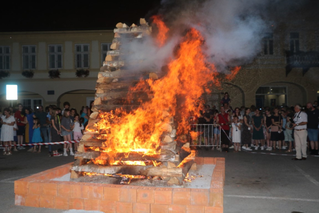Požega.eu | Zapaljen Ivanjski krijes na požeškom Trgu Sv. Trojstva: Tisuće krijesnica odletjelo u nebo