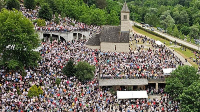 Požega.eu | Naš biskup Ivo pred više desetaka tisuća vjernika predvodio misu u Podmilačju kod Jajca 