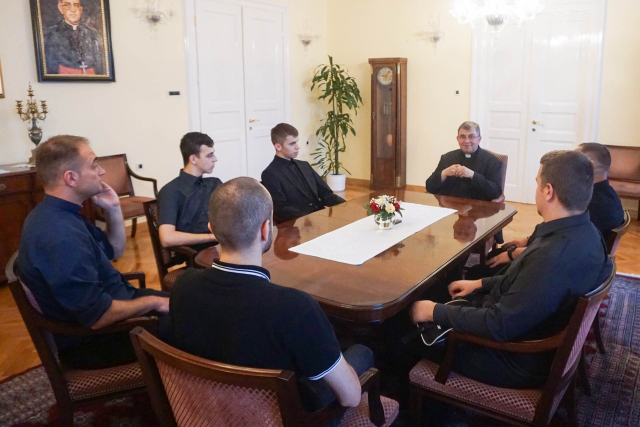 Požega.eu | Biskup Martinović primio kandidate za Bogoslovno sjemenište