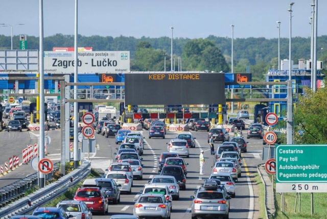 SB Online | Ako ste krenuli na more, naoružajte se strpljenjem. Gužva je na svim autocestama a kolnici su skliski