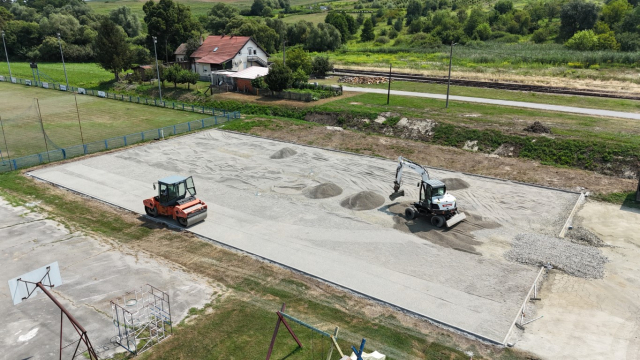 Požega.eu | (FOTO-VIDEO) Izgrađuje se malonogometni teren s umjetnom travom u Čaglinu uz koje će biti i novo dječje igralište: Različiti sadržaji za igru i rekreaciju na jednom mjestu!