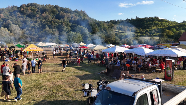 SB Online | (FOTOGALERIJA) Održana gastronomsko-turistička manifestacija u Lovčiću: 30-ak ekipa pokazale svoja umijeća u pečenju slasne delicije 