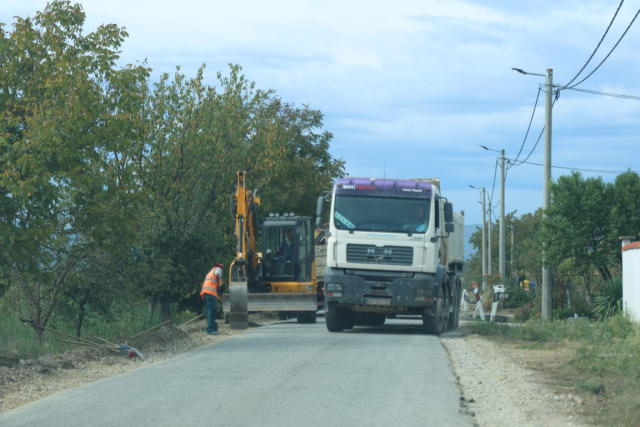 Požega.eu | Radni strojevi „okupirali“ prometnicu u Alagincima – proširuje se i novim asfaltom presvlači postojeća cesta, te niveliraju šahtovi 