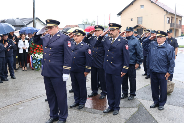 SB Online | Uz Dan policije položeni vijenci i zapaljene svijeće kod Spomen obilježja u Ruščici