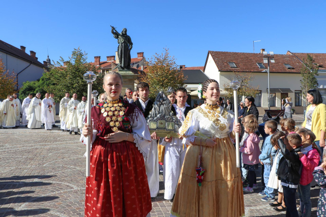 Požega.eu | Svečanom procesijom ulicama grada i euharsitijskim slavljem u požeškoj Katedrali proslavljena sv. Terezija Avilska