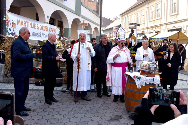 Požega.eu | „Njegova uzoritost“ Vlado Bauer - vinski kardinal obavio krštenje mošta u požeškoj pješačkoj zoni