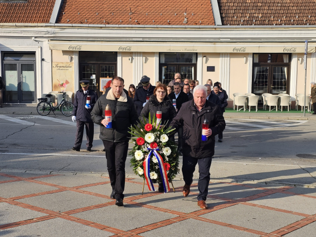 Požega.eu | Kod spomen obilježja na Trgu 123. brigade u znak sjećanja na žrtve Vukovara i Škabrnje položeni vijenci i zapaljene svijeće