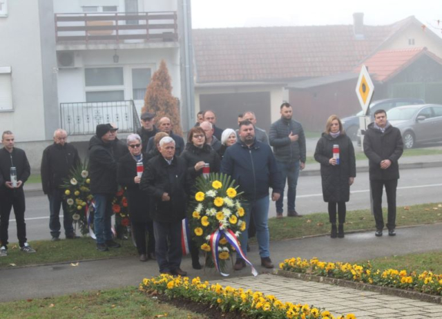 Požega.eu | Položeni vijenci u Pleternici ispred spomen-obilježja hrvatskim braniteljima