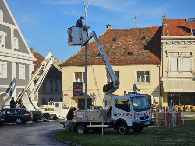 Požega.eu | Blagdanski šušur u gradu: Započelo božićno ukrašavanje grada