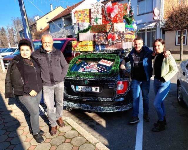 Požega.eu | FOTOZABILJEŠKA: Božićna atrakcija ispred trgovačke radnje Max u Pleternici