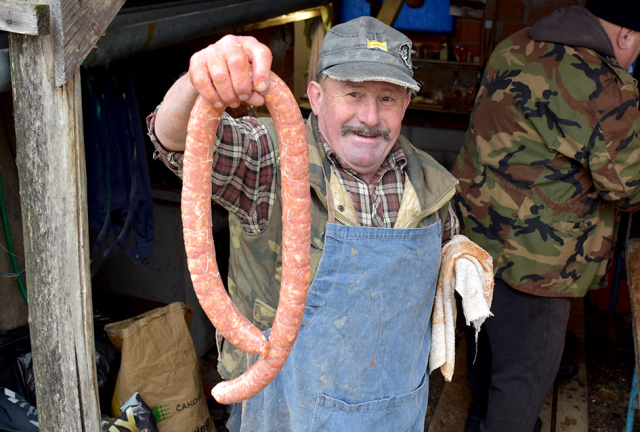 Požega.eu | POŽEŽANIN BRANKO SMOLIĆ PRIPREMA SE ZA VINCELOVO: Domaća kobasica i slanina za vinogradarski štap