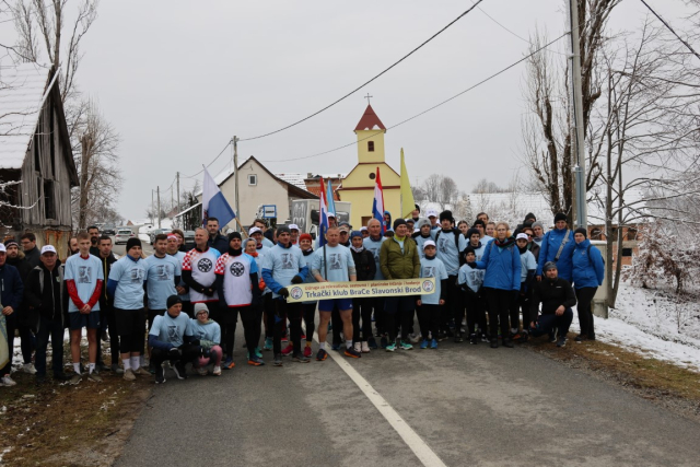 SB Online | Trkači od najmlađih do najstarijih generacija sudjelovali na 11. polumaratonu “Putevima sibinjskih žrtava” 