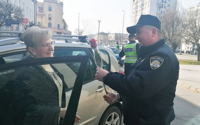 SB Online | Na međunarodnom Danu žena policajci vozačice darivale ružama