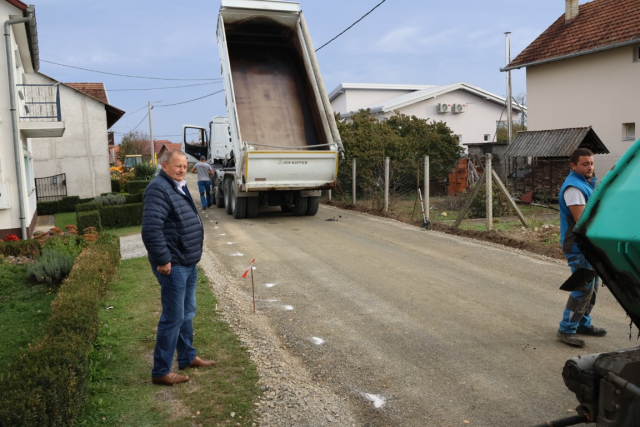 Požega.eu | /FOTO/ Zbog dotrajalog i uništenog asfalta obnovljena Nazorova ulica u Jakšiću