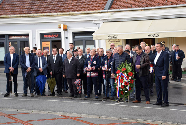 Požega.eu | /FOTO/ Polaganjem vijenaca i paljenjem svijeća započelo obilježavanje 32. godišnjice osnutka slavne 123. brigade /FOTOGALERIJA/