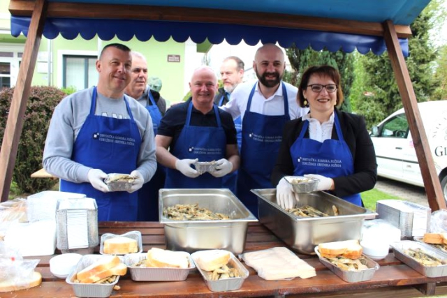 Požega.eu | Ispred Gradske kuće u Pleternici podijeljeni tradicionalni posni obroci