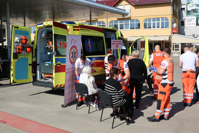 SB Online | Uspješno provedena javnozdravstvena akcija na prostoru Gradske tržnice u Sl. Bordu u sklopu obilježavanja Nacionalnog dana hitne medicinske službe