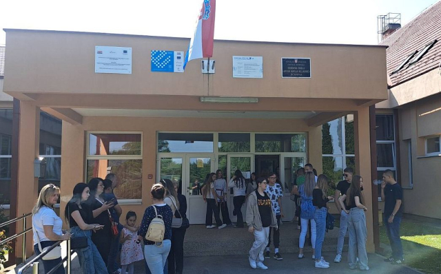 SB Online | Učenicima i nastavnicima osnovne škole u Bebrini stigao najljepši dar za njihov dan