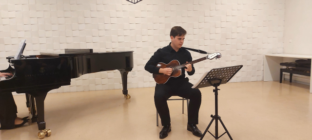 Požega.eu | KONCERT ZA PAMĆENJE: Mladi Nikola Vilus vrhunski muzicirao na braču pokazujući nadarenost i talent