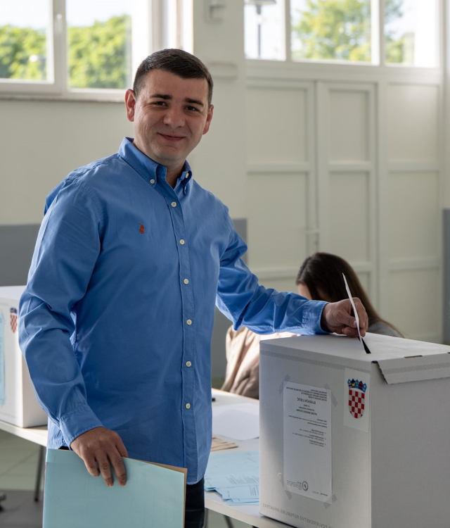 SB Online | Petar Bašić preuzeo dužnost općinskog načelnika Brodski Stupnik: ʼObvezujem se raditi predano, transparentno i u interesu svih mještana općineʼ 