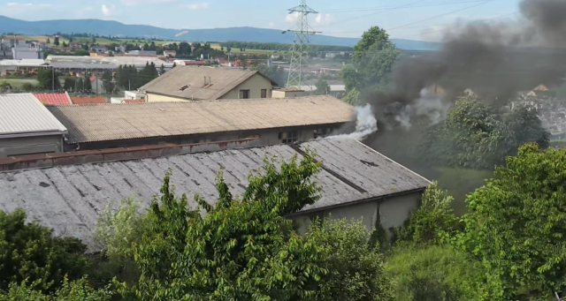 Požega.eu | /VIDEO/ VELIKI POŽAR U POŽEGI: Gorila tvornica bivše Sloge, gusti dim nadvio se nad gradom!