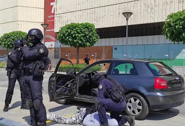 SB Online | Bježali s kokainom na A3, probili rampu i gurnuli policajca. Pao je s 3 metra visine