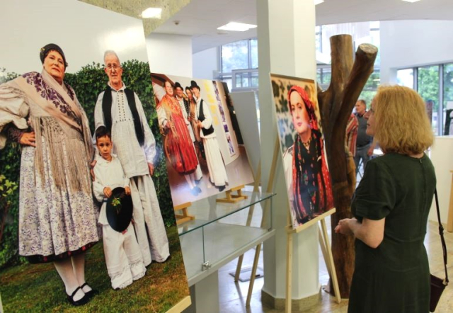 Požega.eu | Ovorena izložba fotografija ʼČuvajmo tradicijuʼ autora Domagoja Katića