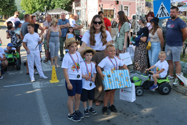 Požega.eu | Najbrži traktorist Matej Vulinović na ovogodišnjoj dječjoj utrci u sklopu Festivala graševine u Kutjevu