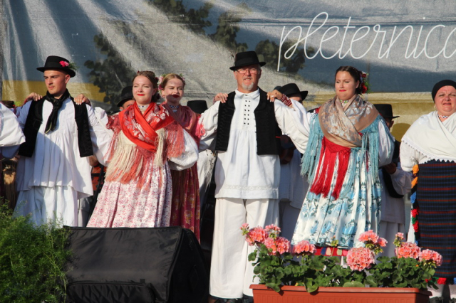 Požega.eu | SMOTRA FOLKLORA NA TRGU BEĆARCA: „Pleternico, dok ti ime traje, čuvat ćemo tvoje običaje“