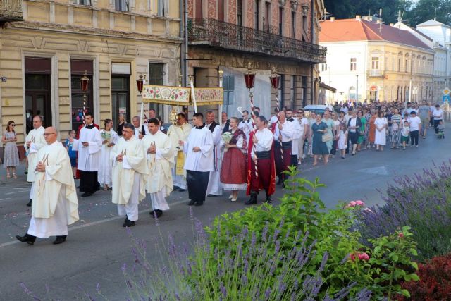 Tijelovo u Požegi: Svetu misu predvodio biskup Ivo Martinović
