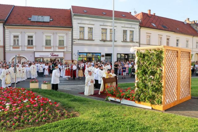 Tijelovo u Požegi: Svetu misu predvodio biskup Ivo Martinović