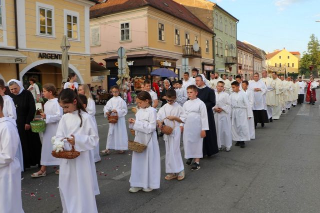 Tijelovo u Požegi: Svetu misu predvodio biskup Ivo Martinović