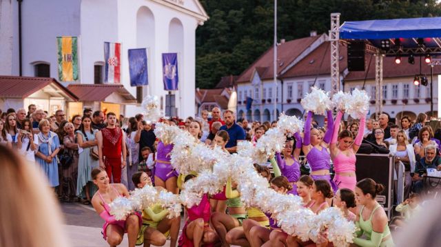 Ulazak u ljeto tijekom magične noći uz paljenje Ivanjskog krijesa