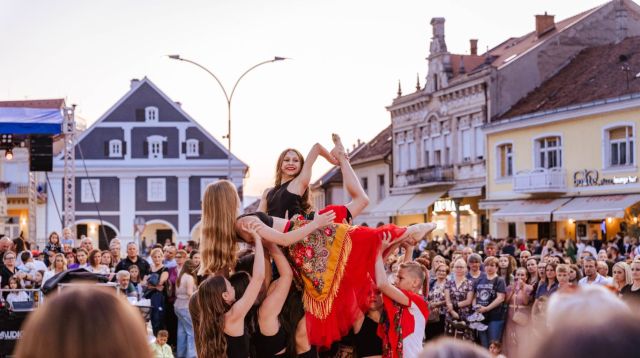 Ulazak u ljeto tijekom magične noći uz paljenje Ivanjskog krijesa