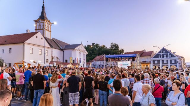 Ulazak u ljeto tijekom magične noći uz paljenje Ivanjskog krijesa