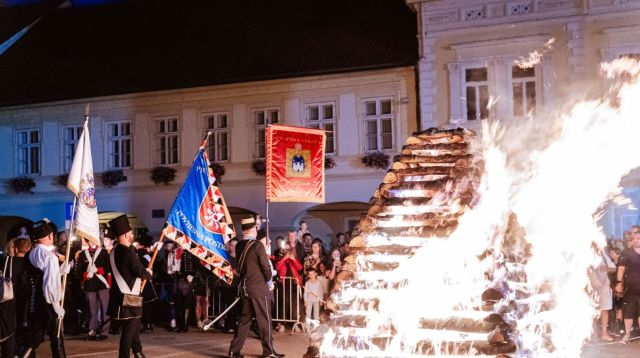 Ulazak u ljeto tijekom magične noći uz paljenje Ivanjskog krijesa