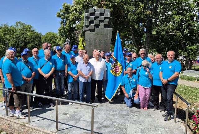 SB Online | Udruga pripravnika 153. brigade iz Velike Gorice odala počast slavonskobrodskim braniteljima
