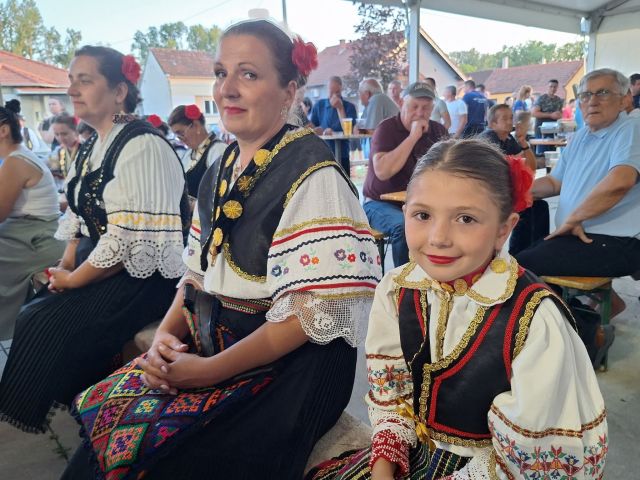 SB Online | Od najmlađih do najstarijih u tradicionalnom narodnom ruhu