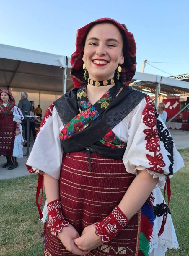 Od najmlađih do najstarijih u tradicionalnom narodnom ruhu