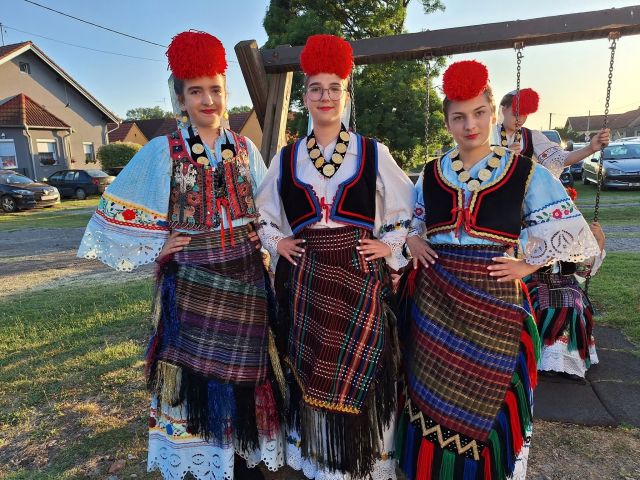 Od najmlađih do najstarijih u tradicionalnom narodnom ruhu