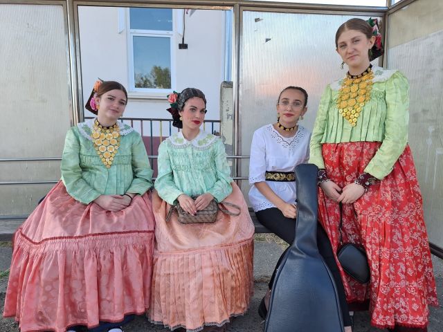 Od najmlađih do najstarijih u tradicionalnom narodnom ruhu