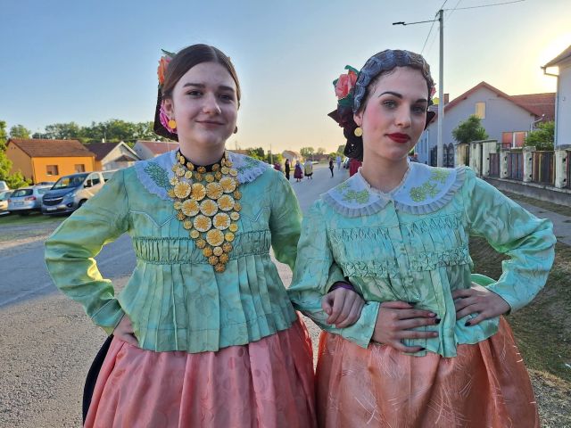 Od najmlađih do najstarijih u tradicionalnom narodnom ruhu