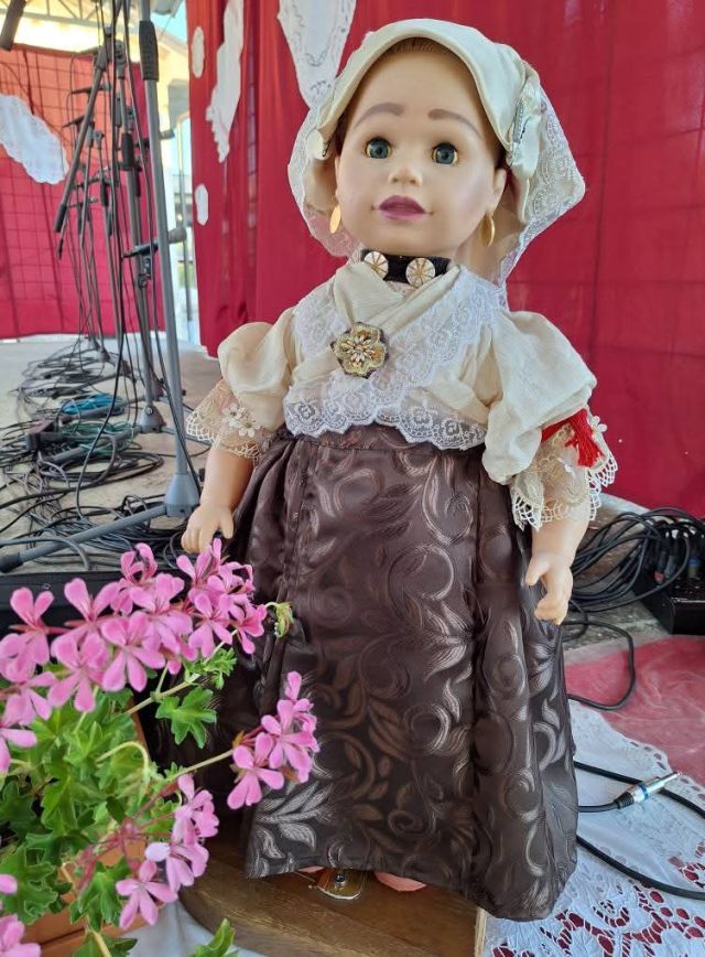 Od najmlađih do najstarijih u tradicionalnom narodnom ruhu
