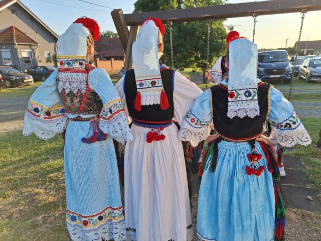 Od najmlađih do najstarijih u tradicionalnom narodnom ruhu